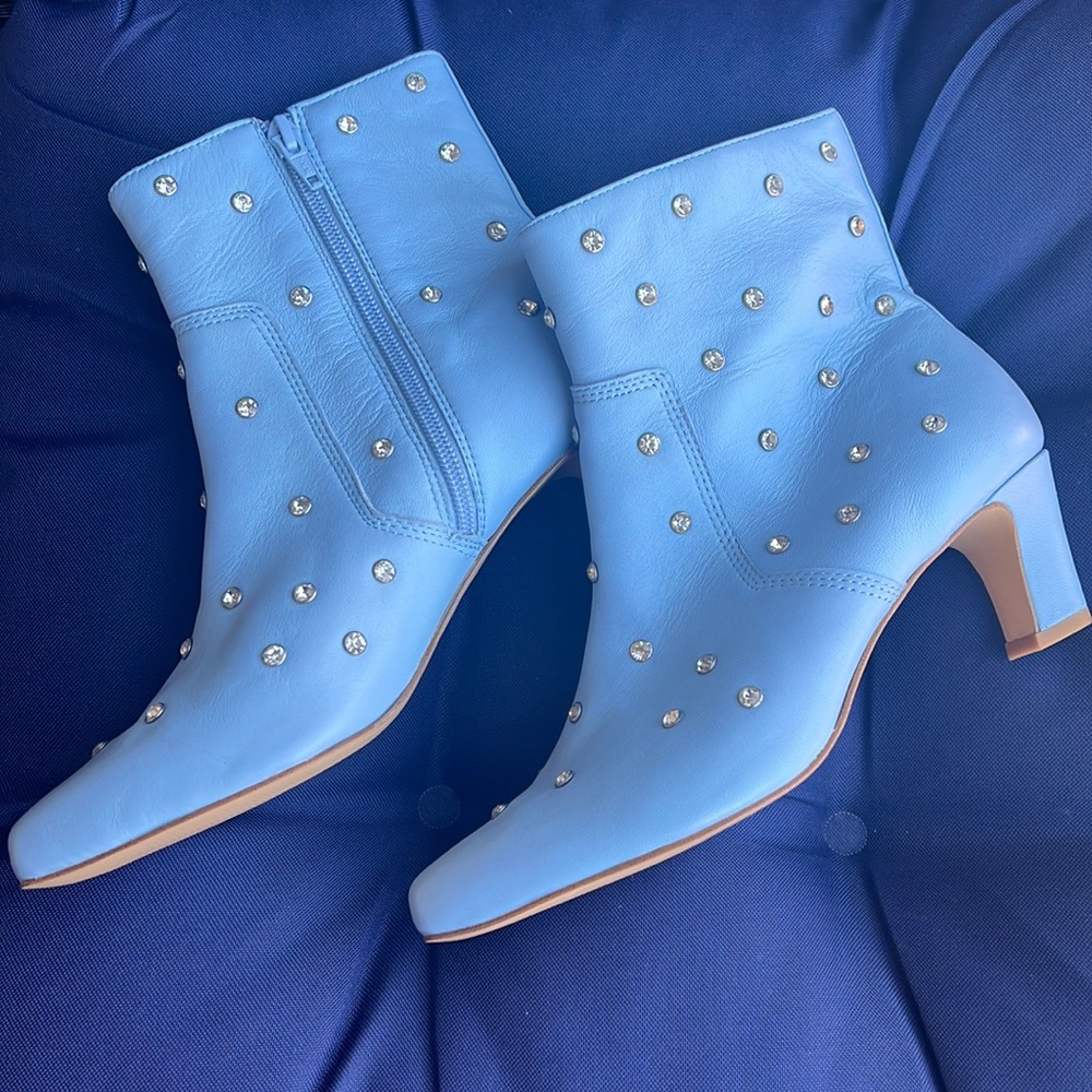 RARE Size 7.5 baby blue/light blue leather Gianni Bini boots with rhinestones